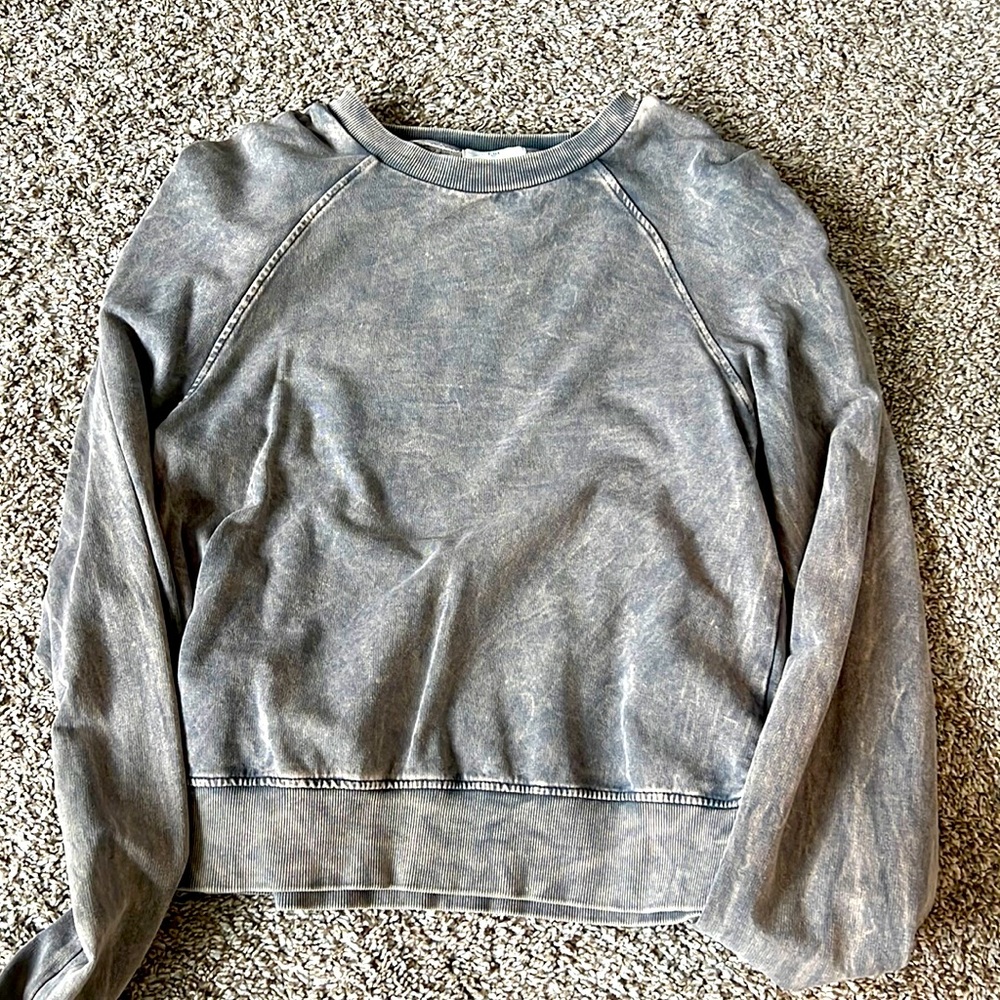 Barley worn heathered light sweatshirt shirt. Cute details for a polished look